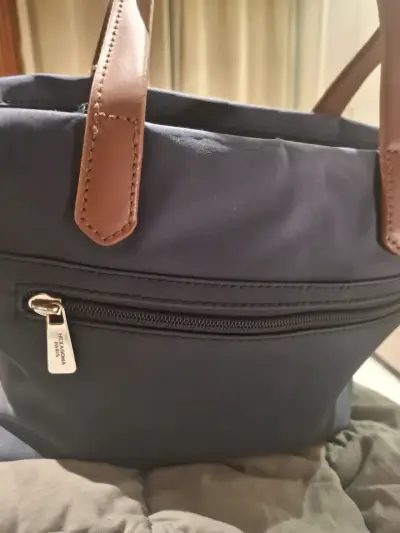 Bolso de mano Hexagona azul con detalles en cuero - miniatura 2