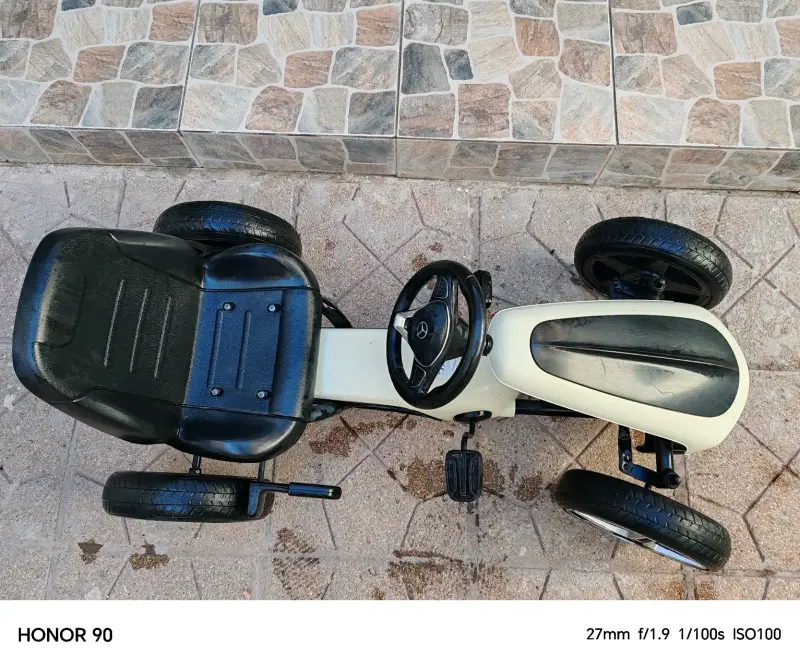 Kart a pedales infantil con diseño deportivo - 4