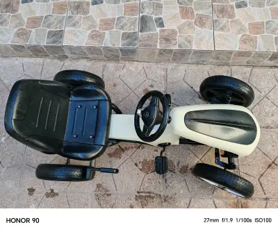 Kart a pedales infantil con diseño deportivo - miniatura 4