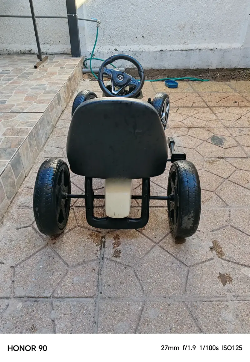 Kart a pedales infantil con diseño deportivo - 5