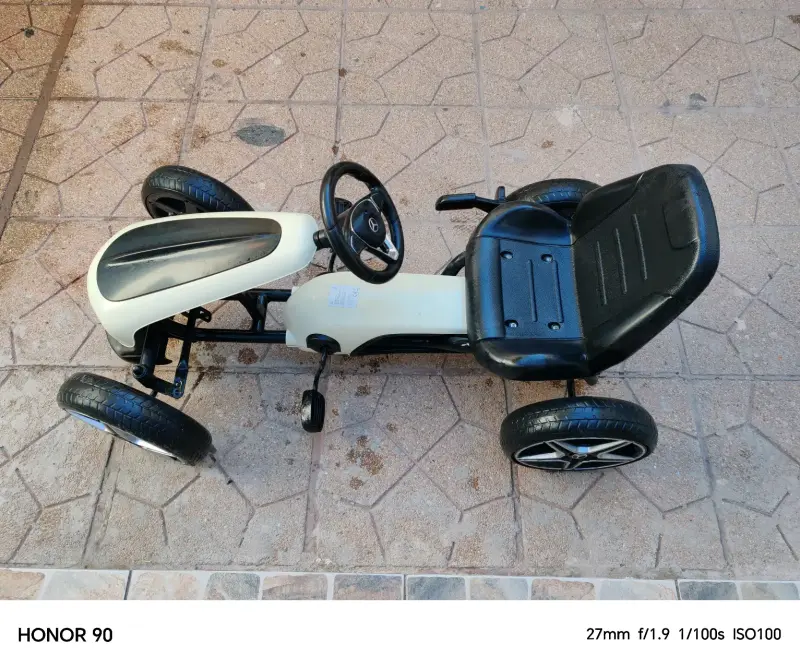 Kart a pedales infantil con diseño deportivo - 7