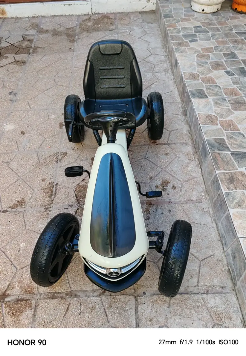 Kart a pedales infantil con diseño deportivo - 8