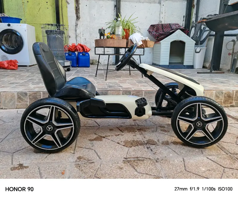 Kart a pedales infantil con diseño deportivo - 9