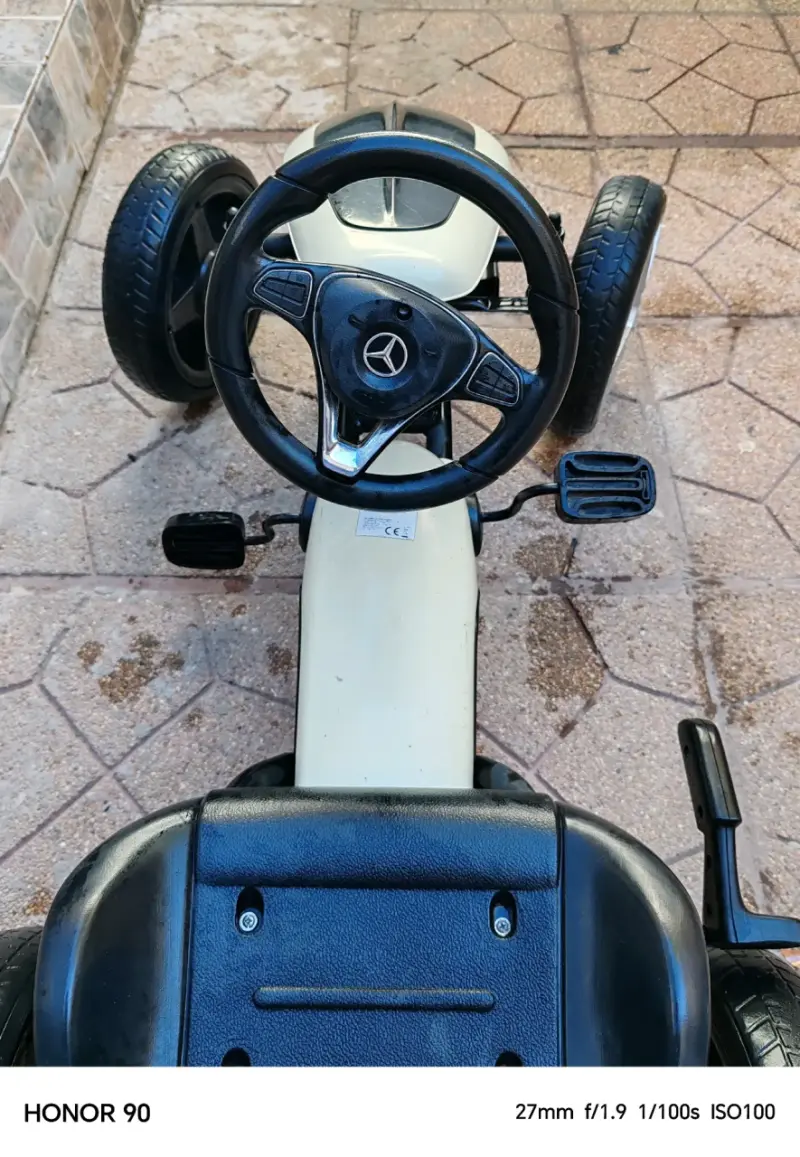 Kart a pedales infantil con diseño deportivo - 10