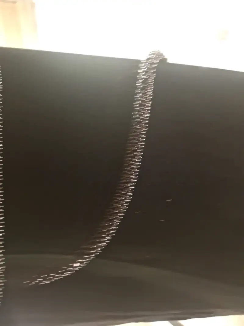 Cartera negra Laura Biagiotti con cadena elegante - 2