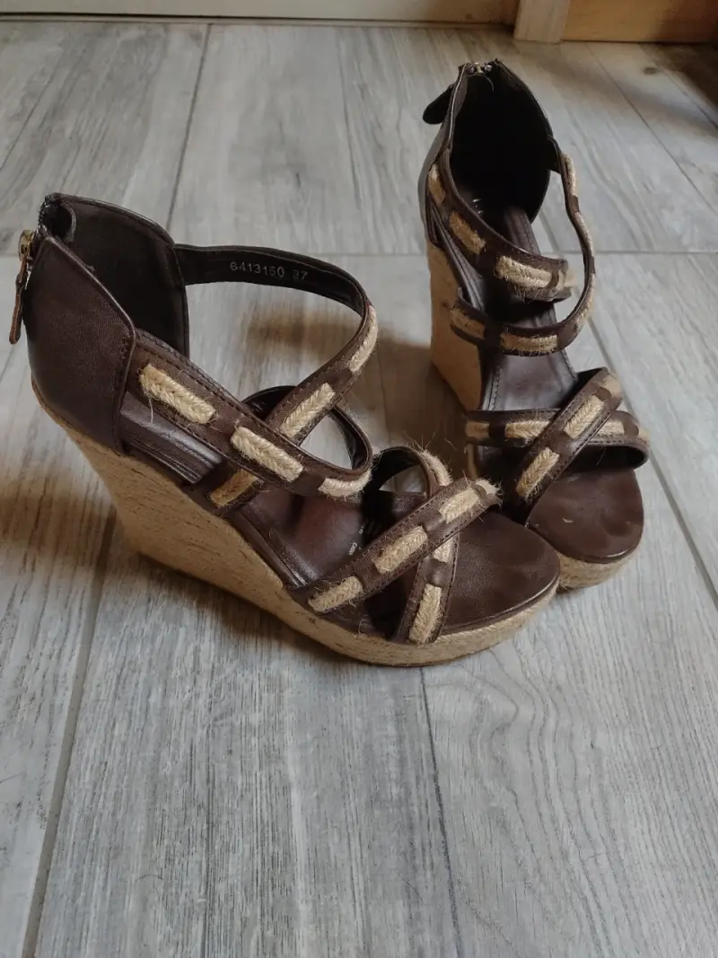 Sandalias de cuña marrón con tiras de yute