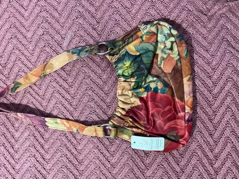 Cartera de cuero con diseño floral - 1
