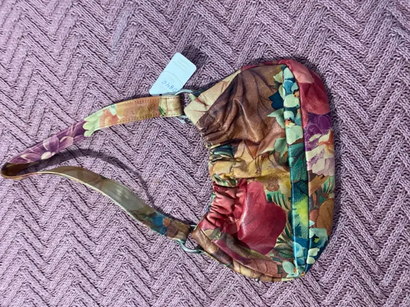 Cartera de cuero con diseño floral - 2