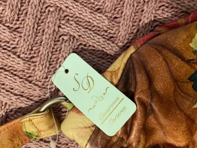Cartera de cuero con diseño floral - miniatura 3