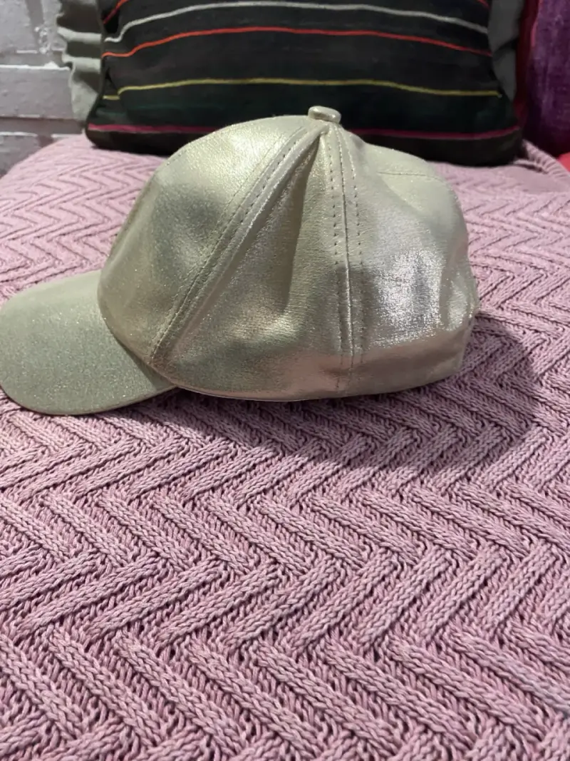Gorra dorada metálica estilo casual - 1