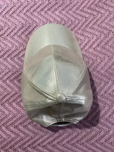 Gorra dorada metálica estilo casual - miniatura 2