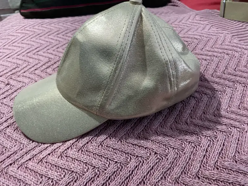 Gorra dorada metálica estilo casual - 4