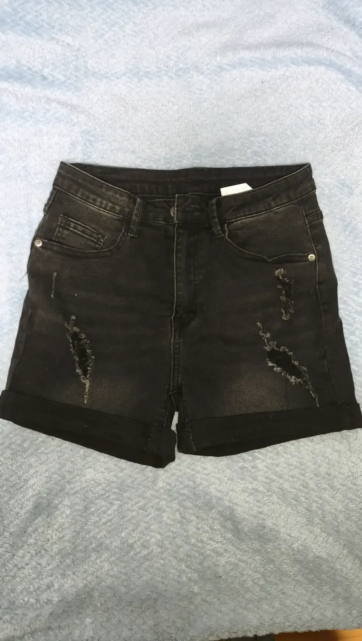 Shorts de mezclilla negros desgastados para mujer - 1