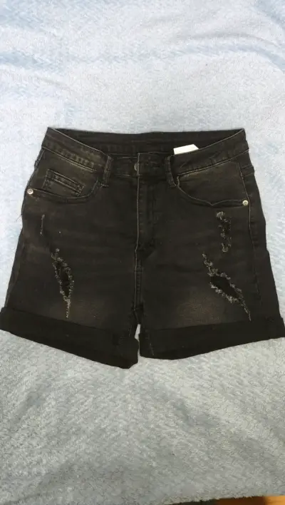 Shorts de mezclilla negros desgastados para mujer - miniatura 1