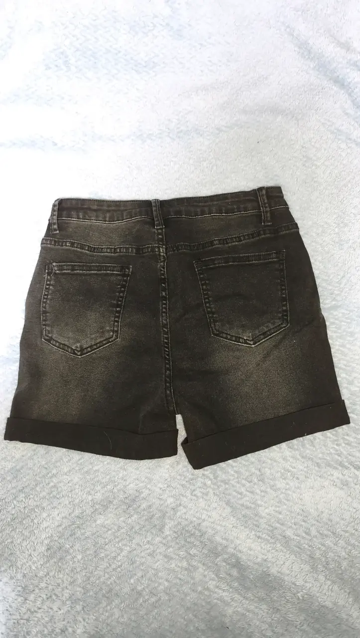 Shorts de mezclilla negros desgastados para mujer - 2