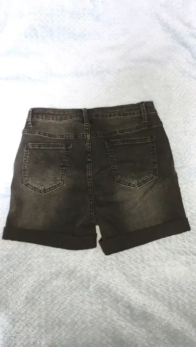 Shorts de mezclilla negros desgastados para mujer - miniatura 2