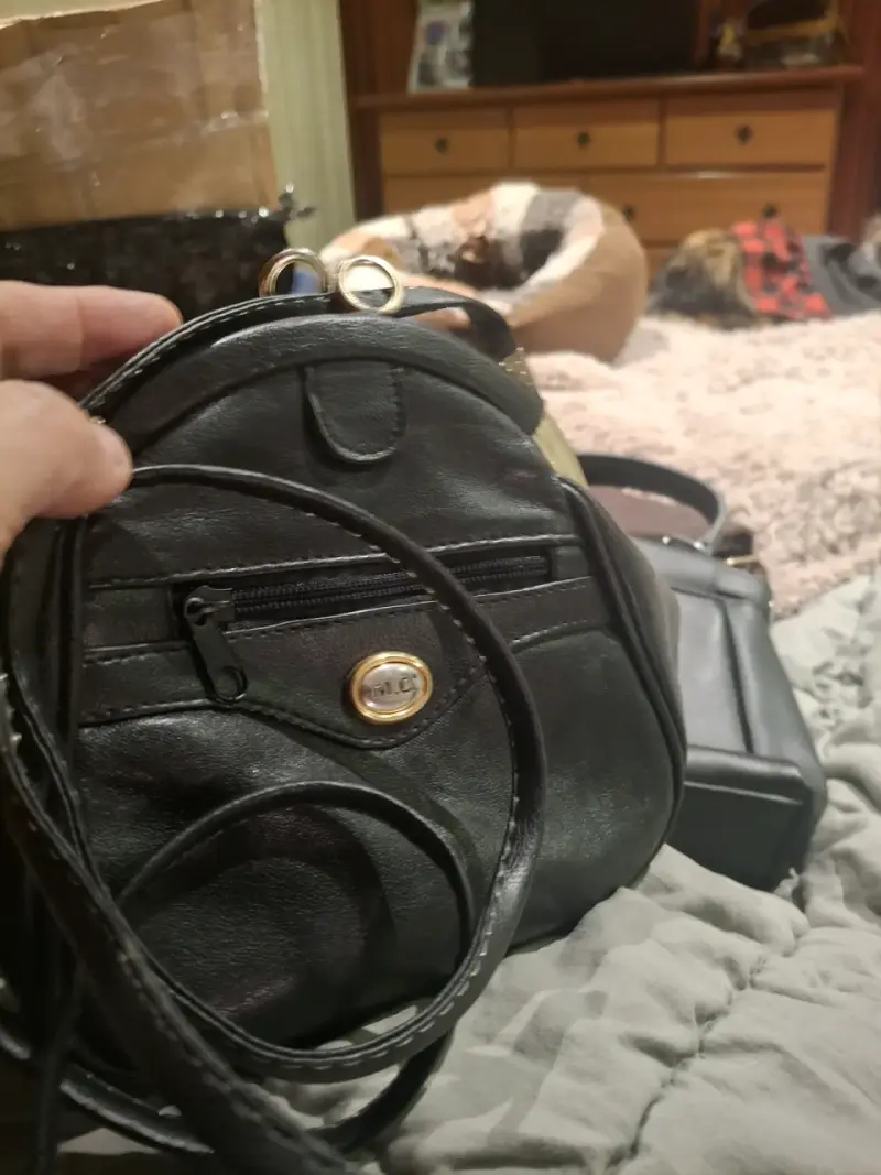 Bolso de cuero negro con cierre M.C. - 2