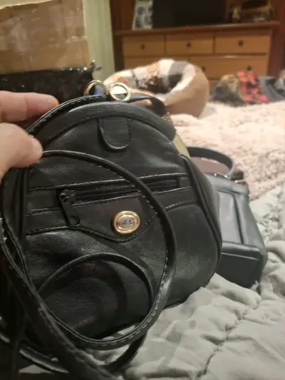 Bolso de cuero negro con cierre M.C. - miniatura 2