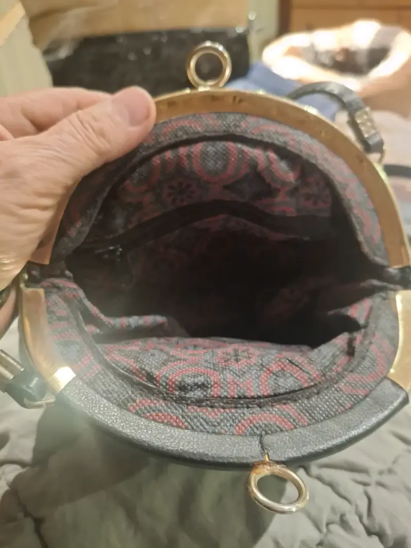 Bolso de cuero negro con cierre M.C. - 3
