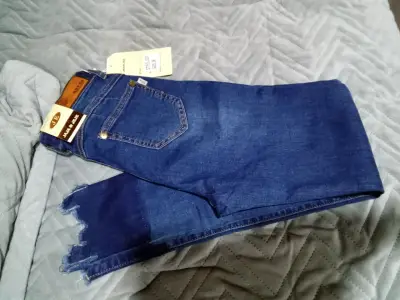 Jeans ajustados azul con detalle deshilachado - miniatura 1