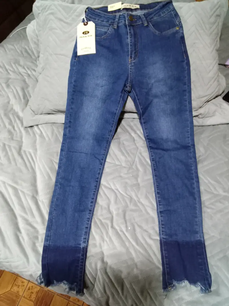 Jeans ajustados azul con detalle deshilachado - 2