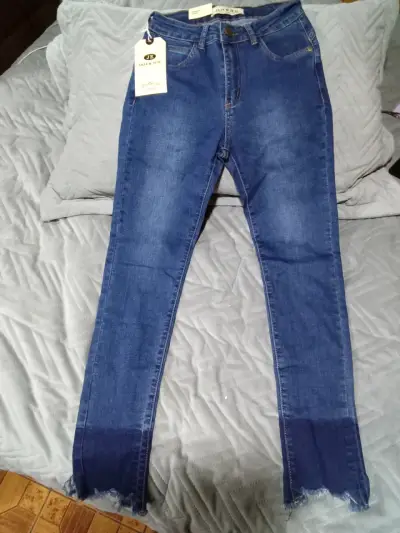 Jeans ajustados azul con detalle deshilachado - miniatura 2