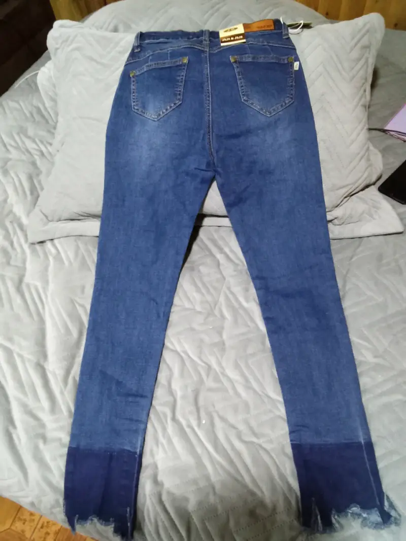 Jeans ajustados azul con detalle deshilachado - 3