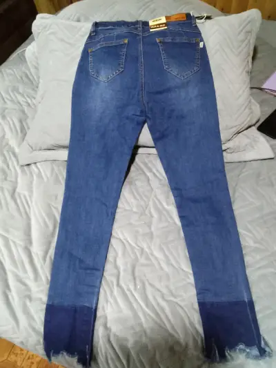 Jeans ajustados azul con detalle deshilachado - miniatura 3