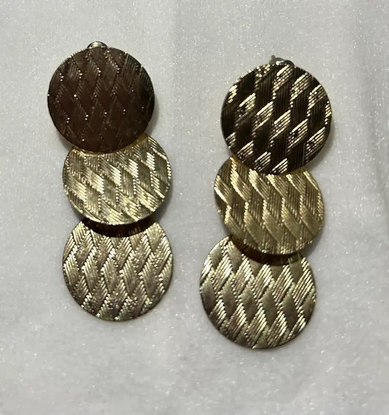 Pendientes dorados de diseño geométrico