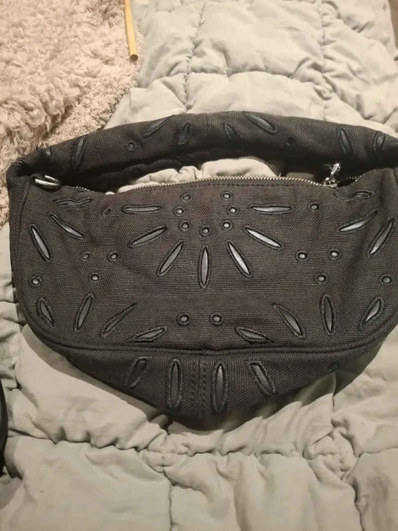 Riñonera negra con diseño moderno - 1