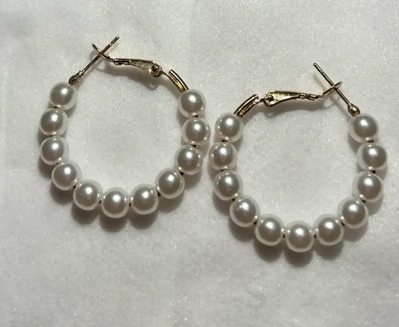 Aros de perlas blancas en aro dorado
