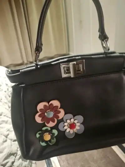 Cartera negra con flores decorativas - miniatura 1