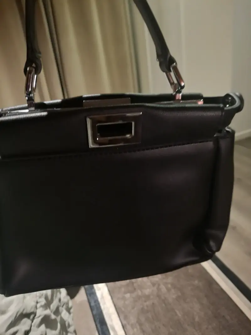 Cartera negra con flores decorativas - 2