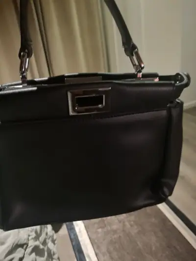 Cartera negra con flores decorativas - miniatura 2
