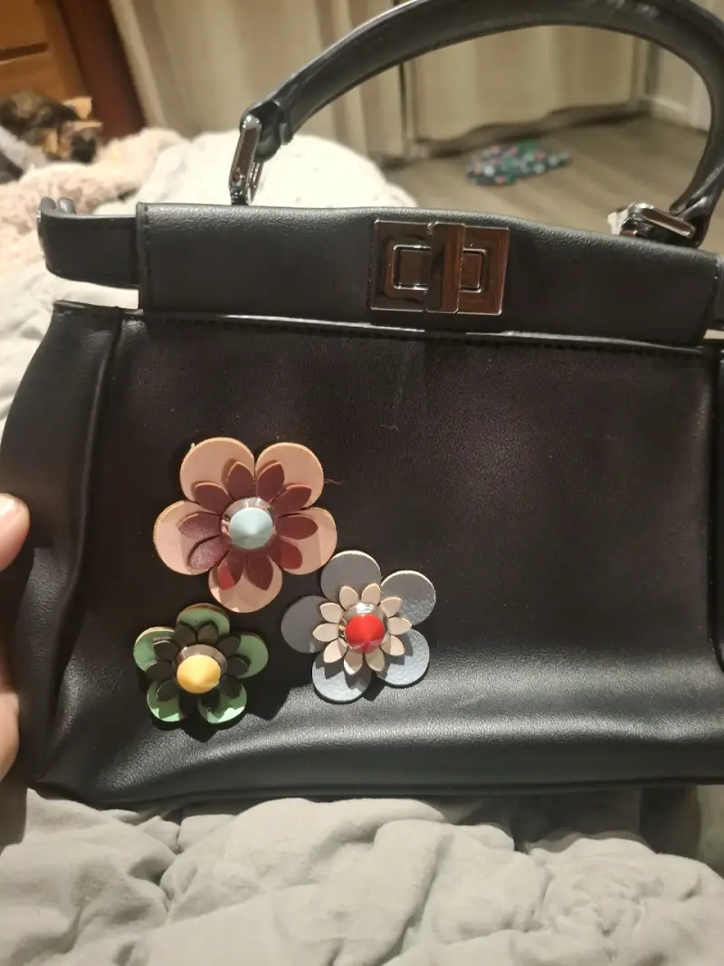 Cartera negra con flores decorativas - 3