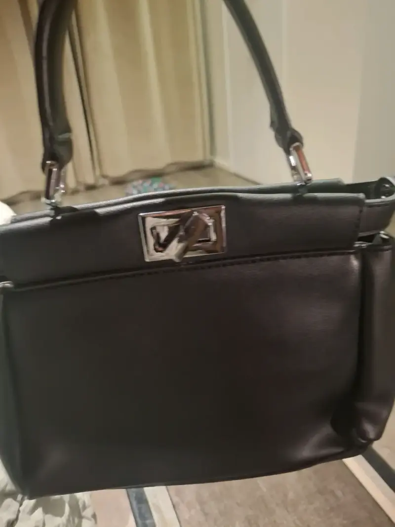 Cartera negra con flores decorativas - 4