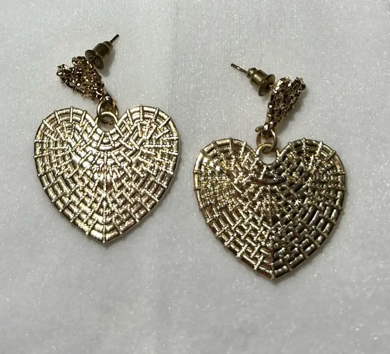 Aros de corazón dorados con textura