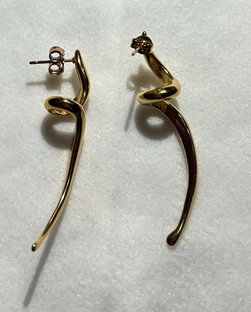 Aros de diseño en dorado elegante