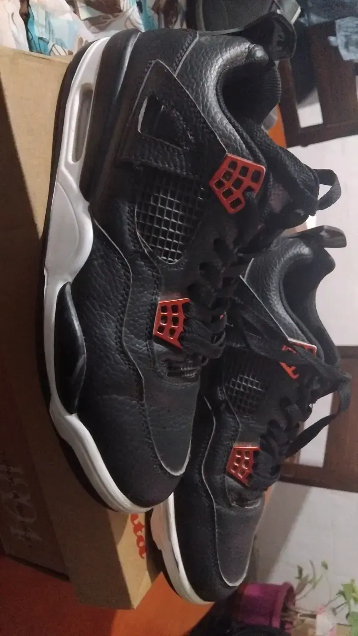 Zapatillas deportivas negras con detalles rojos - 1
