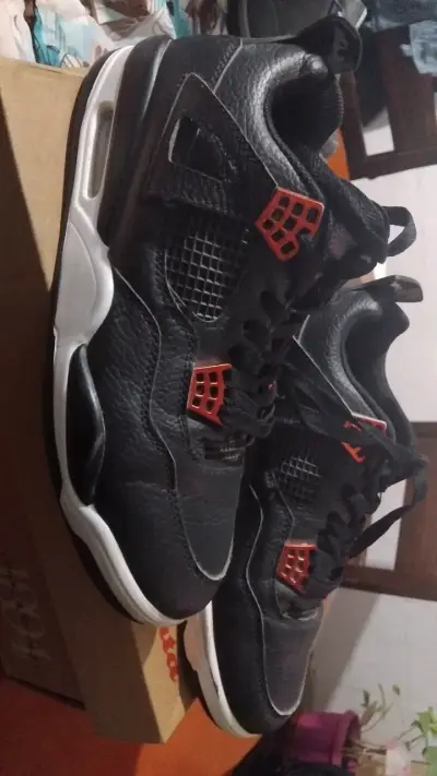 Zapatillas deportivas negras con detalles rojos - miniatura 1