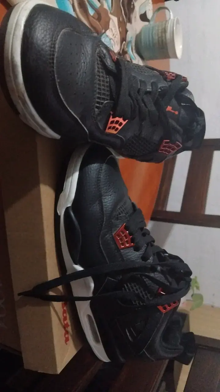 Zapatillas deportivas negras con detalles rojos - 2