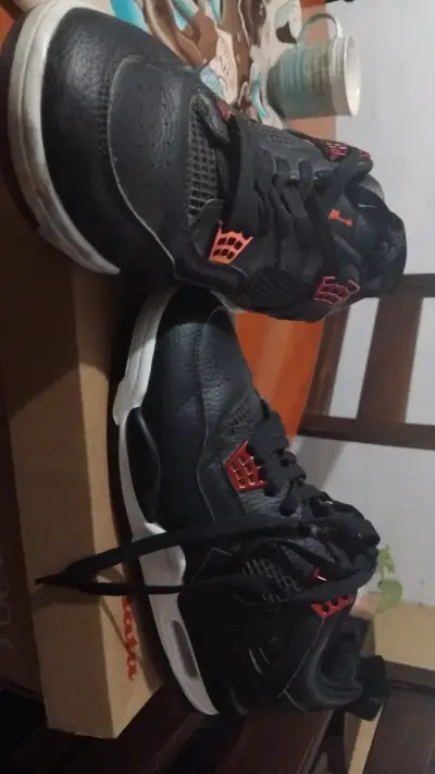 Zapatillas deportivas negras con detalles rojos - miniatura 2