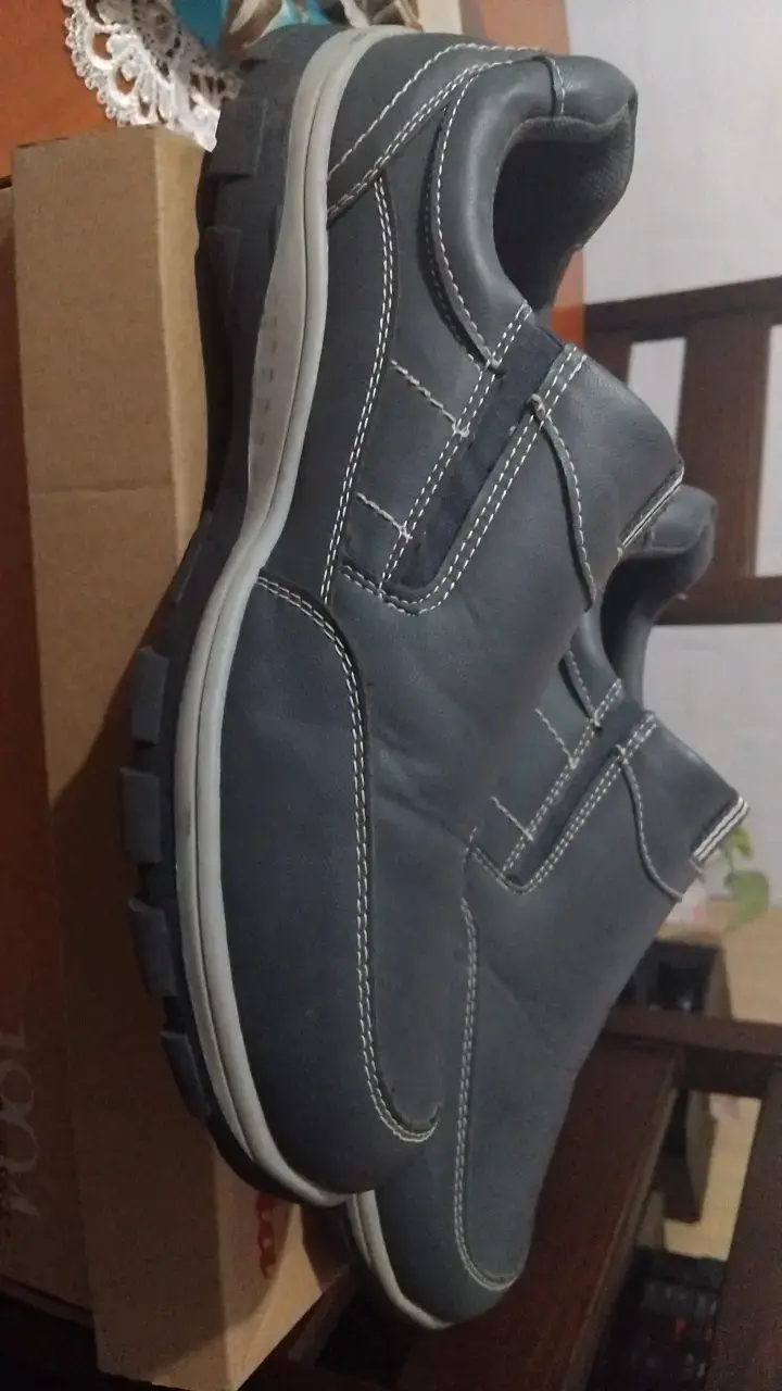 Zapatos de cuero gris con costuras blancas - 1