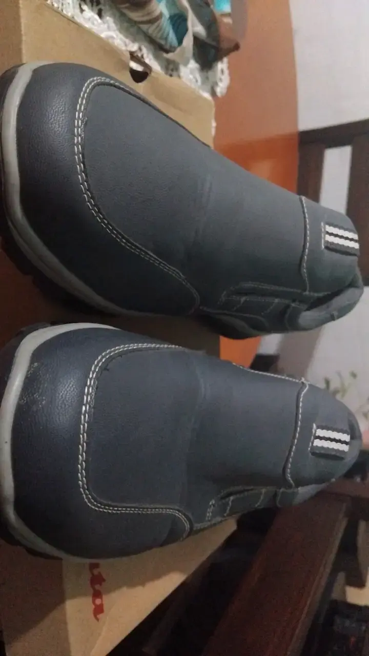 Zapatos de cuero gris con costuras blancas - 2