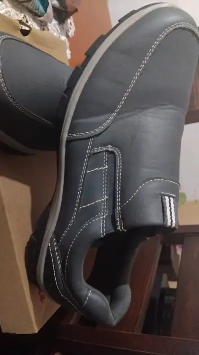Zapatos de cuero gris con costuras blancas - miniatura 3