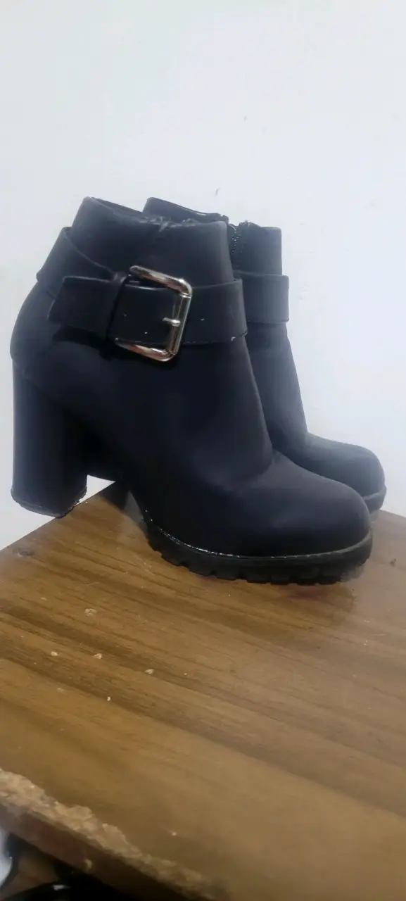 Botines de cuero negro con hebilla para mujer - 2