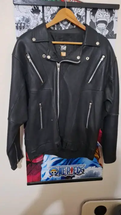 Chaqueta de cuero negra estilo motociclista - miniatura 1