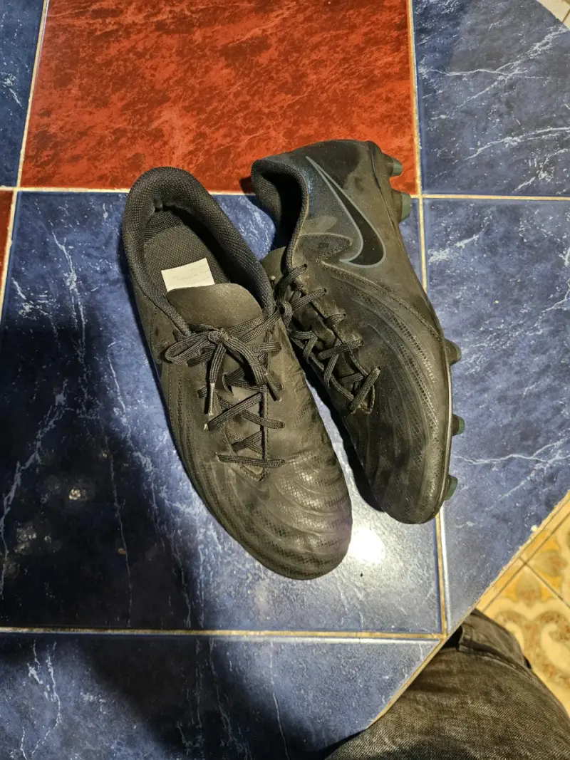 Botines de fútbol negros Nike en buen estado