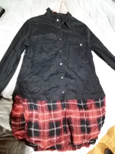 Vestido camisero negro con falda a cuadros - miniatura 1