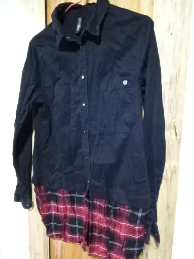 Vestido camisero negro con falda a cuadros - miniatura 2